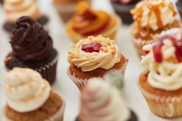 Viele verschiedene bunte Cupcakes für Kindergeburtstag