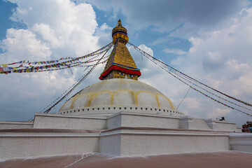 ネパール　首都カトマンズにあるネパール最大のストゥーパであるボダナートとはためくタルチョー