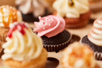 Süßer kleiner Cupcake mit Himbeercreme als Dekoration
