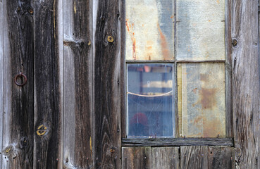 ventana cristalera vieja en una pared de madera granja taller país vasco francés francia 4M0A7821-as21