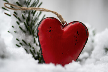 Winterliche Dekoration mit Herz in rot Platz für Text