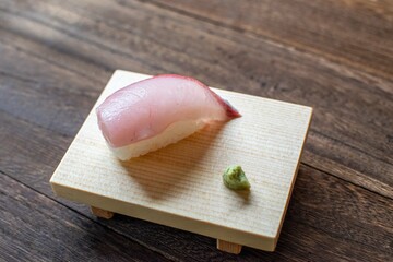 ブリの握り寿司一貫