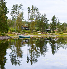 Obraz premium Reflection of trees on norwegian lake