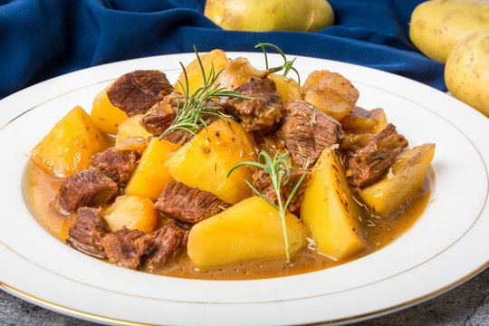 A pot of braised potato beef brisket