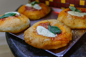 Montanare napoletane con pomodoro, basilico fresco, mozzarella di bufala e formaggio grattugiato...