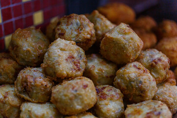 Frittatine di pasta appena fritte tenute in caldo vicino ad un forno a legna per pizze 