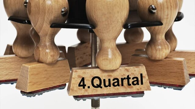 Ein Stempel mit der Beschriftung 4. Quartal h&auml;ngt in einem Stempelst&auml;nder
