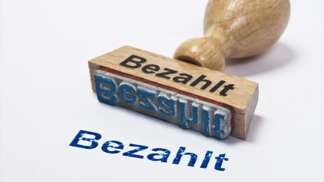Detailansicht eines Stempels mit der Aufschrift Bezahlt