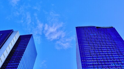 Fototapeta na wymiar 立ち並ぶビルと空と雲の風景