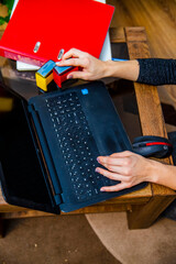 biznes laptop biuro praca online pieczątka podpis segregatory księgowość płatność kartą...