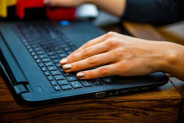 biznes laptop biuro praca online pieczątka podpis segregatory księgowość płatność kartą pieniądze biznesman