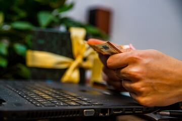 biznes laptop płatność kartą zakupy święta prezent dolary pieniądze karta