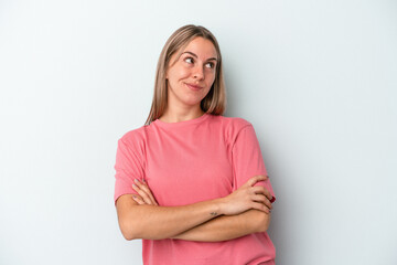 Obraz premium Young caucasian woman isolated on blue background dreaming of achieving goals and purposes