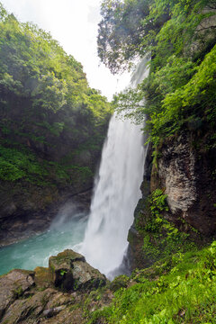 豪快に水が落ちる春の綿ヶ滝 © Nature K Photostudio