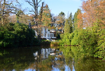 Villa im Herbst im Park Breidings Garten, Soltau, Niedersachsen