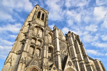 Fototapeta na wymiar フランス・ブールジュの大聖堂と青空