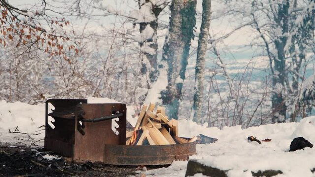 &Ouml;ffentlich Grillieren im Winter - Okensh&ouml;he, Pfannenstiel, Z&uuml;rich, Schweiz