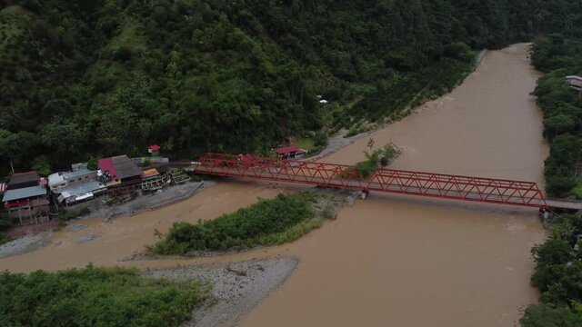 Paisaje de la selva con puente en Per&uacute;. Puente Reither