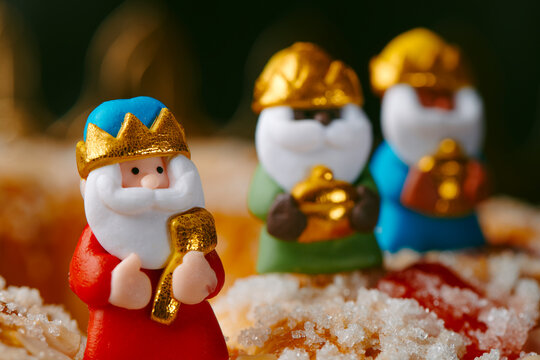 the three kings on a spanish kings cake