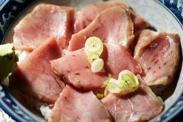 Tuna rice bowl, thinly sliced tuna and green onion 