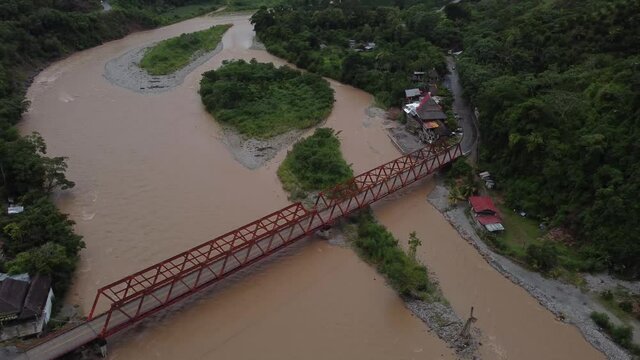 Paisaje de la selva con puente en Per&uacute;. Puente Reither