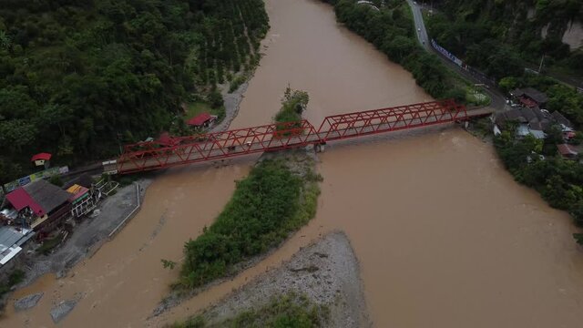 Paisaje de la selva con puente en Per&uacute;. Puente Reither
