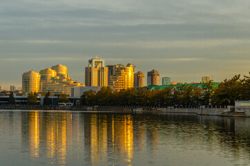Fototapeta na wymiar Lake in the city at dawn.