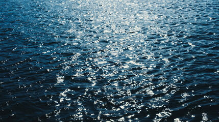 La lumière réfléchie à la surface de l& 39 eau. Fond de vagues de l& 39 océan bleu. Soleil sur les ondulations. Toile de fond de la mer tropicale.