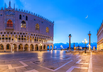 Fototapeta premium Doge's Palace in Venice, beautiful twilight view, Italy