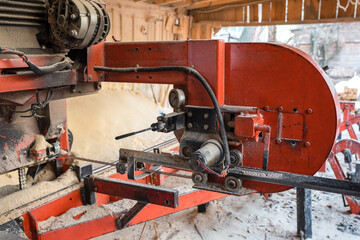 Industrial sawing of boards from logs on modern sawmill equipment