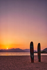 석양이 지는 해변의 서핑보드