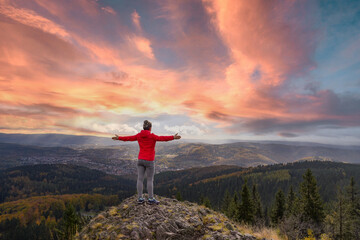 Fototapeta Frau genießt Aussicht auf Ruppberg-Gipfel obraz