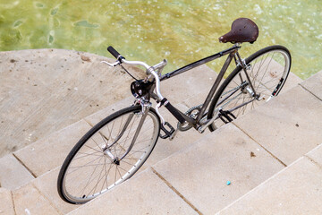 Fototapeta na wymiar Bicicleta antigua y muy bonita (vintage) en la calle
