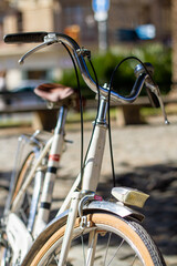 Naklejka premium Bicicleta antigua y muy bonita (vintage) en la calle