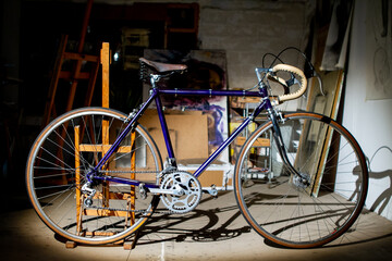 Plakat Bicicleta antigua y muy bonita (vintage) en un taller 