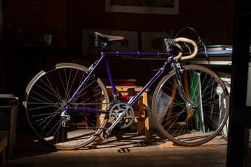 Naklejka na ściany i meble Bicicleta antigua y muy bonita (vintage) en un taller 