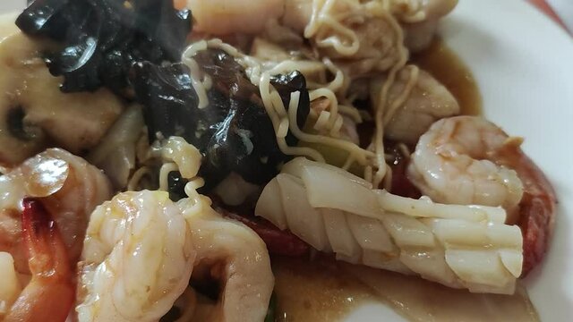 wok asiatique aux poisson et crevettes