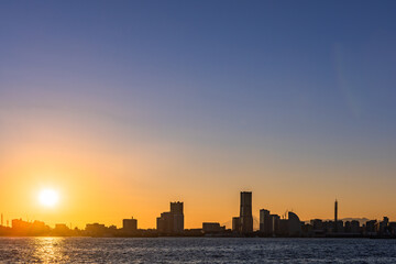 夕日に染まるみなとみらいと横浜港