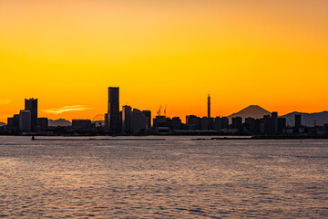 夕日に染まるみなとみらいと横浜港