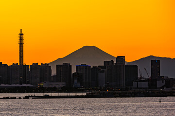 Obraz premium 富士山のシルエットが浮かび上がる夕日