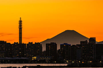 【横浜港夜景】トワイライトに染まる横浜港のライトアップと富士山のシルエット