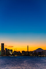 Obraz premium 【横浜港夜景】トワイライトに染まる横浜港のライトアップと夕焼け