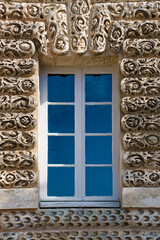 Fenster mit Verzierung am Schloss Tanlay, Yonne, Bourgogne, Frankreich