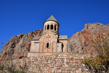 Fototapeta na wymiar Church in the Naravank monastery. View of the church and high sheer cliffs.