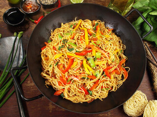 Wok mit Nudeln und Gemüse