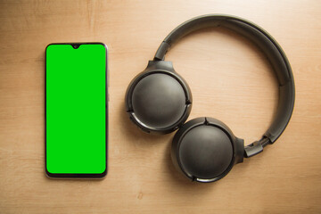 Celular fundo verde (chroma Key) com headset (fone de ouvido)