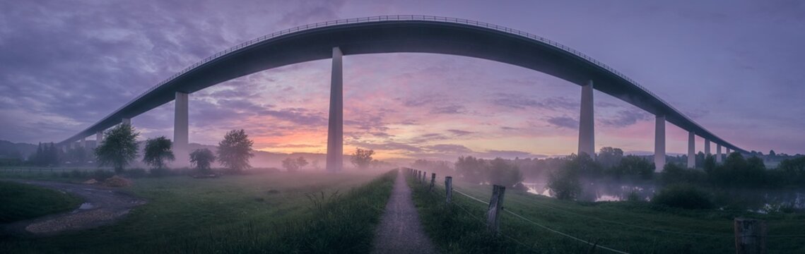 M&uuml;lheim Mintard in Abendd&auml;mmerung und Nebel