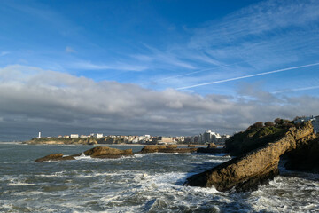 Vista panorâmica sobre a praia em Biarritz com alguns rochedos à frente - obrazy, fototapety, plakaty