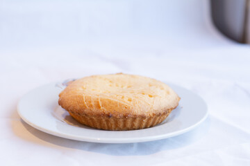 tarta individual de coco rellena cubierta con azucar