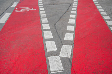 Radweg mit roter Markierung